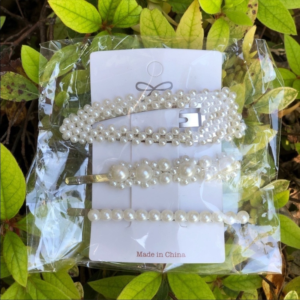 ☀️NWOT Cream Pearl Embellished Hair Clip Set - OS